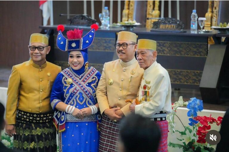 Masyarakat Mandar juga memiliki warisan budaya berupa sarung tenun khas yang dikenal dengan nama Lipa Sa’be.